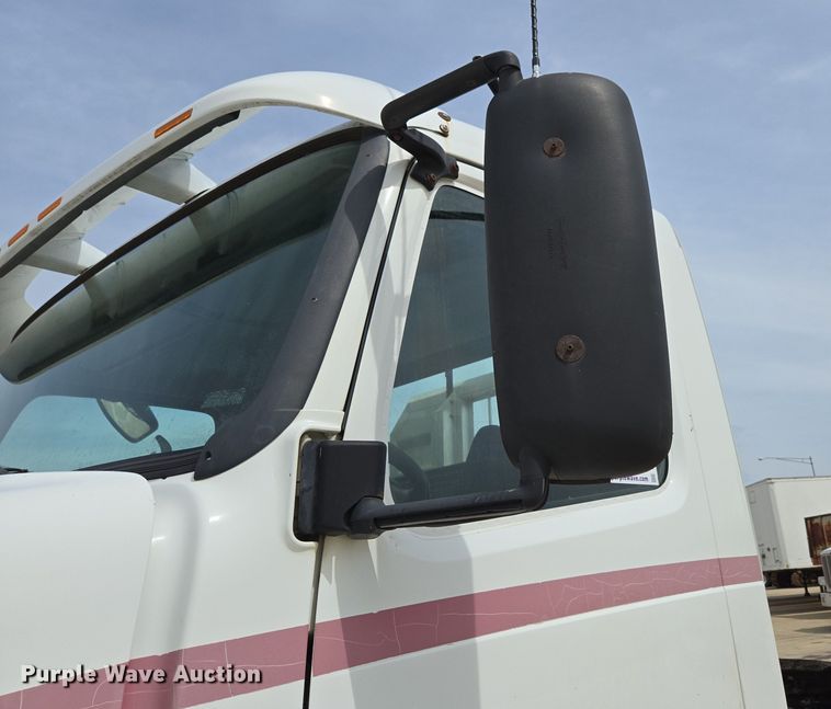 image for item DP6355 1999 Volvo VN semi truck