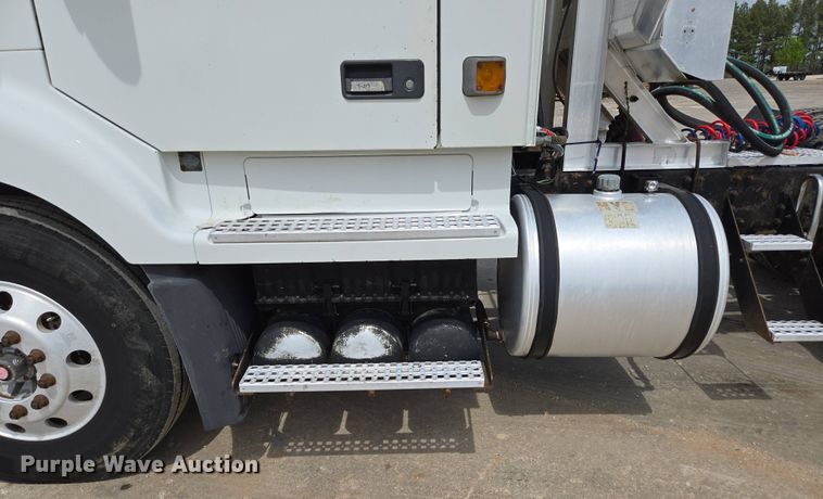 image for item DP6355 1999 Volvo VN semi truck