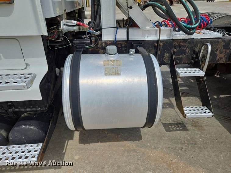 image for item DP6355 1999 Volvo VN semi truck