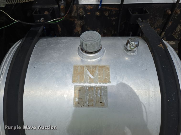 image for item DP6355 1999 Volvo VN semi truck