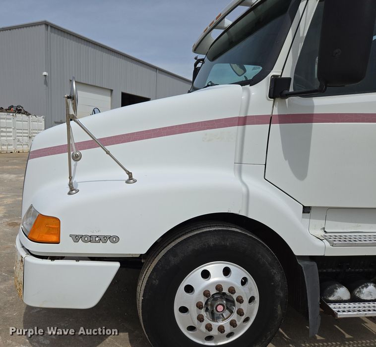 image for item DP6355 1999 Volvo VN semi truck