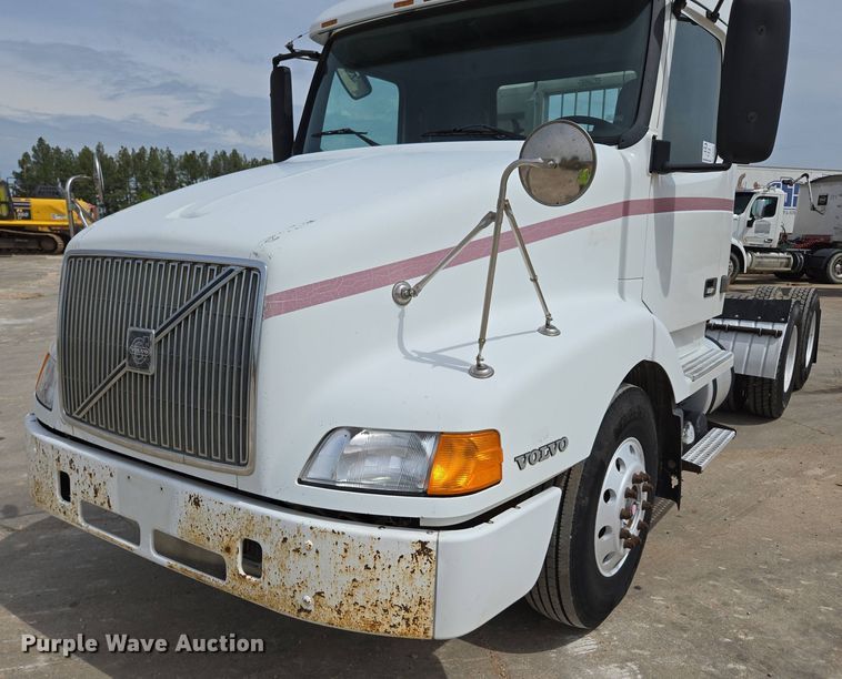 image for item DP6355 1999 Volvo VN semi truck
