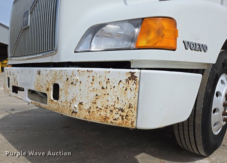 image for item DP6355 1999 Volvo VN semi truck