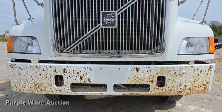 image for item DP6355 1999 Volvo VN semi truck