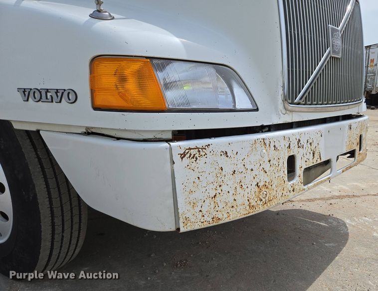 image for item DP6355 1999 Volvo VN semi truck