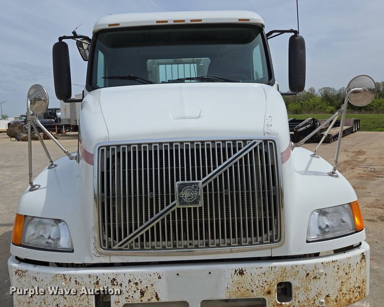 image for item DP6355 1999 Volvo VN semi truck