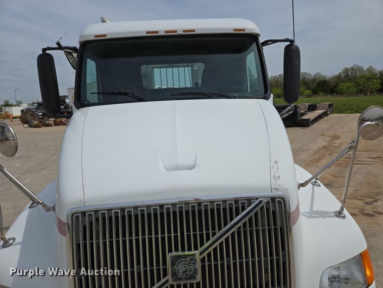 image for item DP6355 1999 Volvo VN semi truck