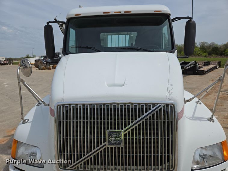 image for item DP6355 1999 Volvo VN semi truck