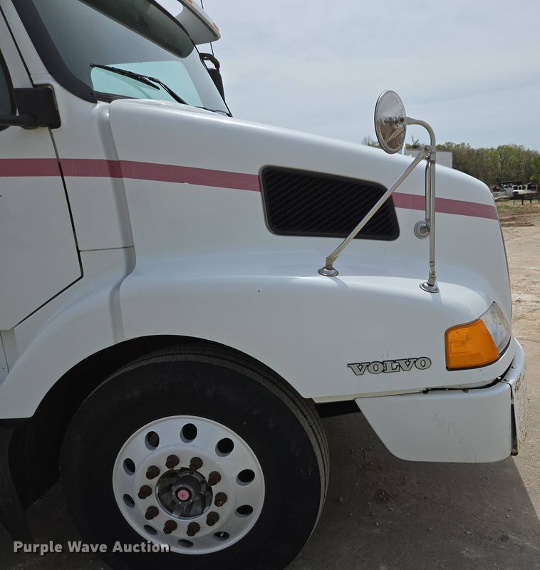 image for item DP6355 1999 Volvo VN semi truck