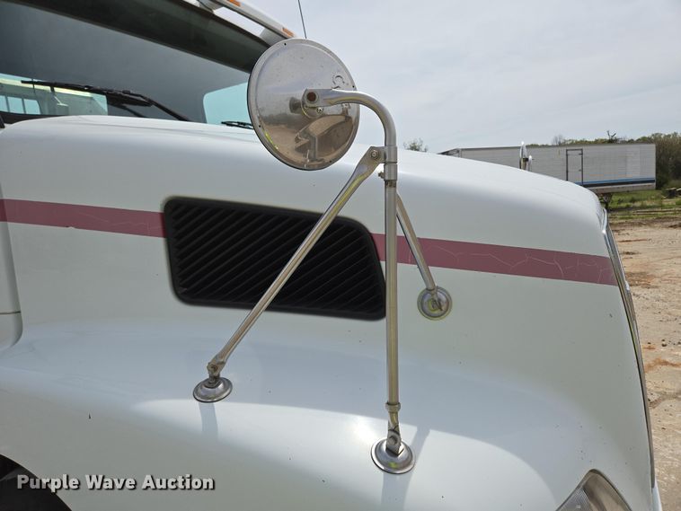 image for item DP6355 1999 Volvo VN semi truck