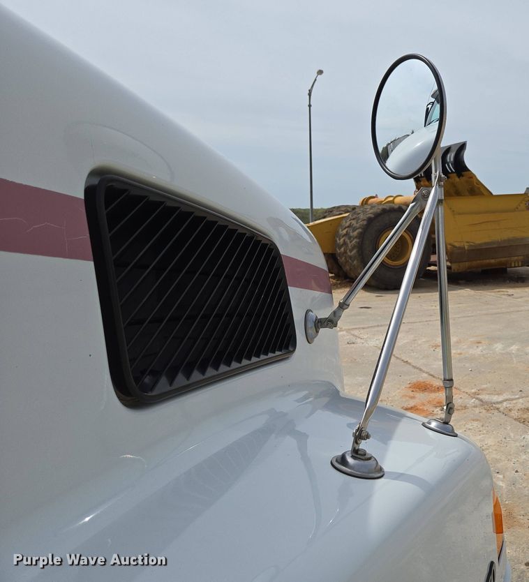 image for item DP6355 1999 Volvo VN semi truck