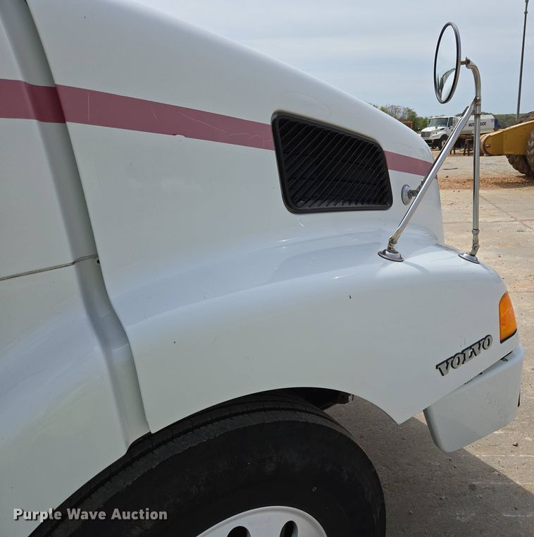 image for item DP6355 1999 Volvo VN semi truck