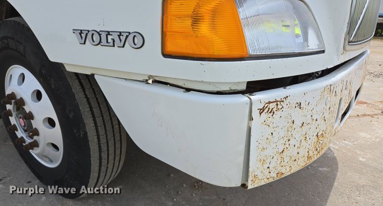image for item DP6355 1999 Volvo VN semi truck