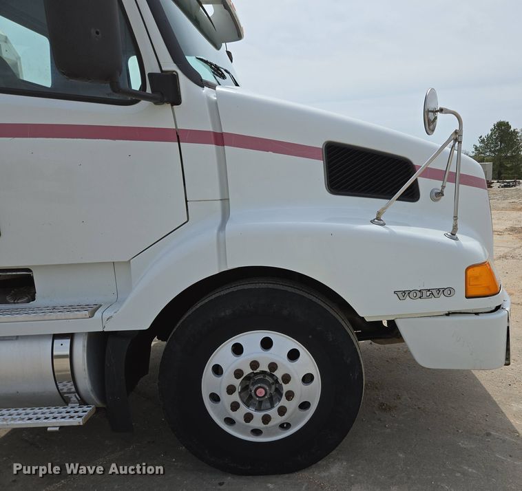 image for item DP6355 1999 Volvo VN semi truck