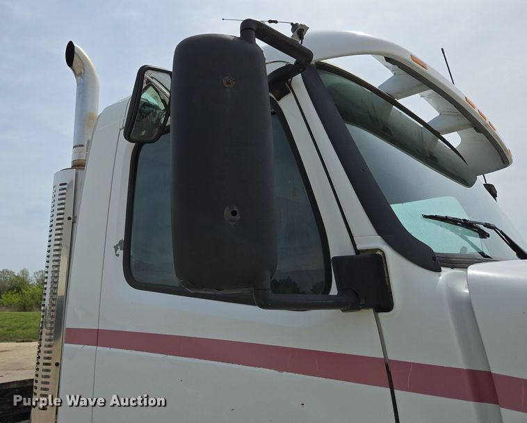 image for item DP6355 1999 Volvo VN semi truck