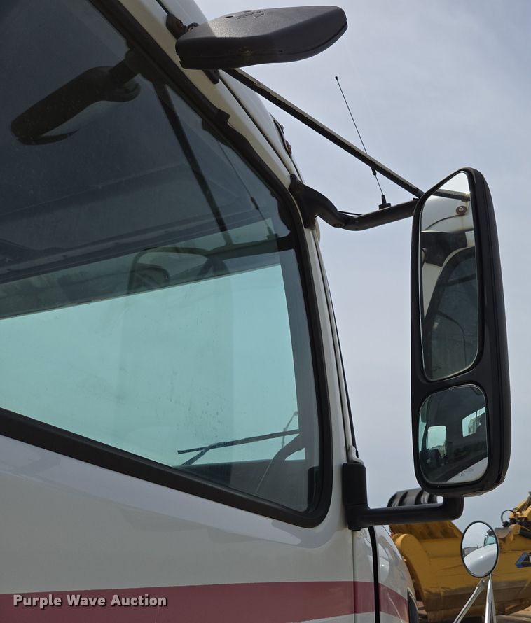 image for item DP6355 1999 Volvo VN semi truck