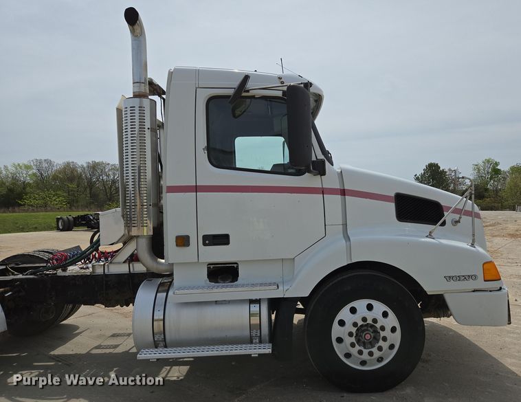 image for item DP6355 1999 Volvo VN semi truck