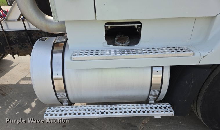 image for item DP6355 1999 Volvo VN semi truck