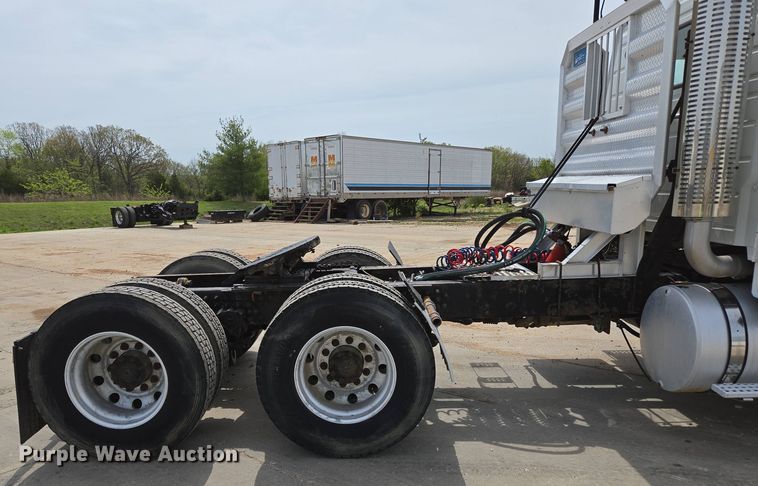 image for item DP6355 1999 Volvo VN semi truck