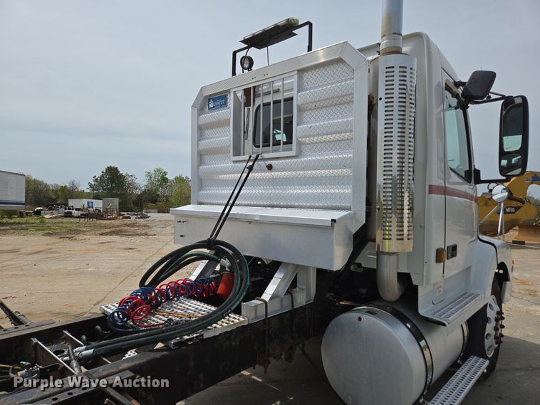 image for item DP6355 1999 Volvo VN semi truck