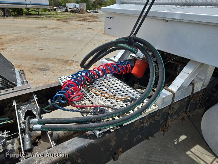 image for item DP6355 1999 Volvo VN semi truck