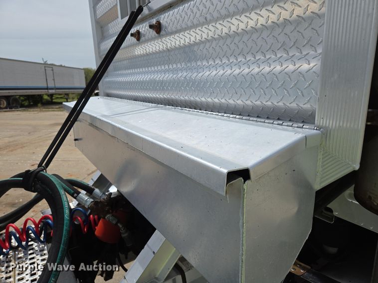 image for item DP6355 1999 Volvo VN semi truck