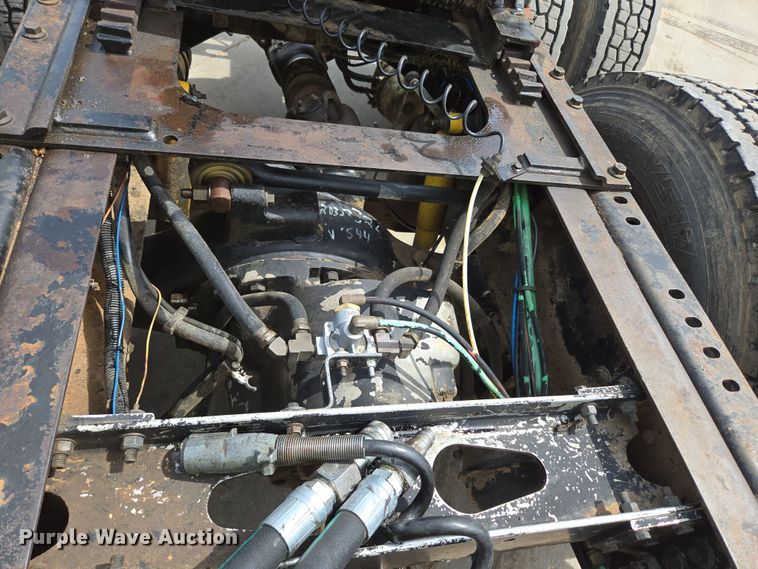 image for item DP6355 1999 Volvo VN semi truck