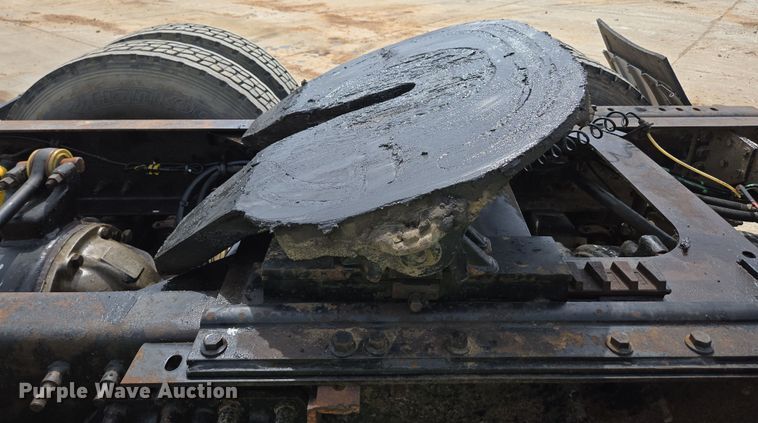 image for item DP6355 1999 Volvo VN semi truck