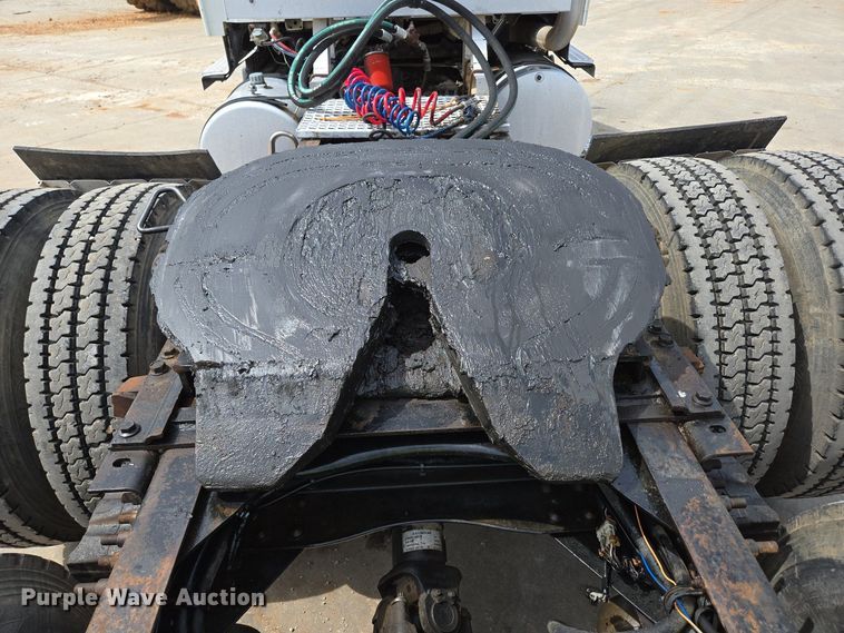 image for item DP6355 1999 Volvo VN semi truck