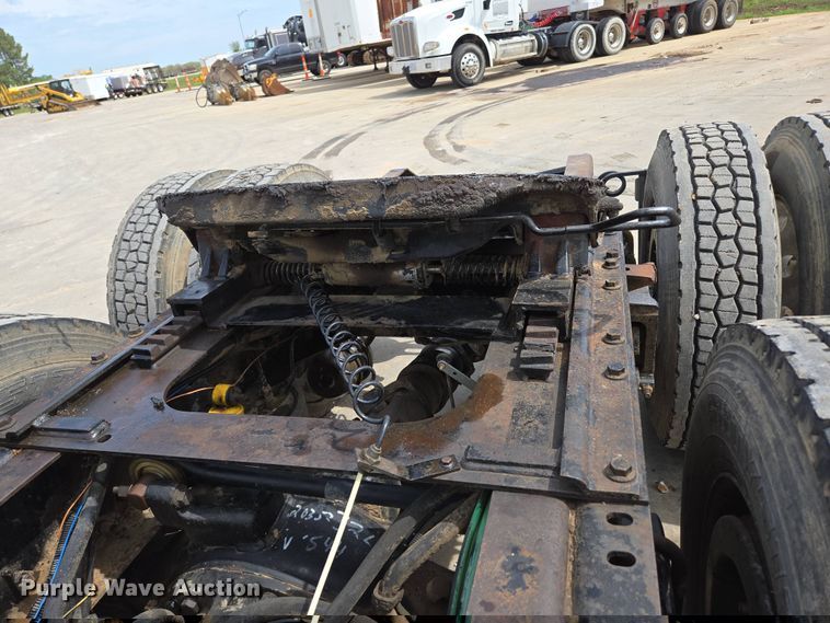 image for item DP6355 1999 Volvo VN semi truck