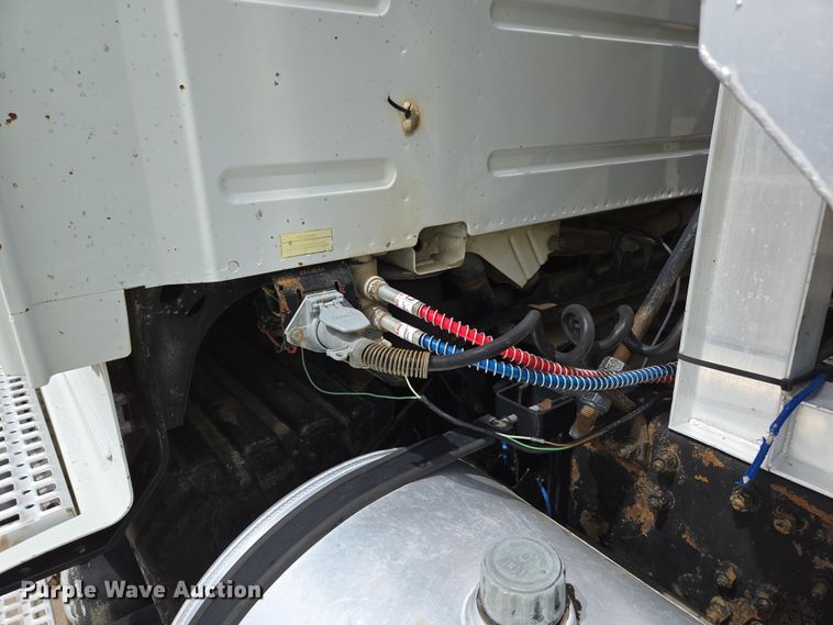 image for item DP6355 1999 Volvo VN semi truck