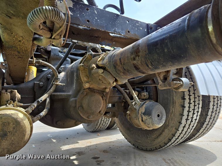 image for item DP6355 1999 Volvo VN semi truck