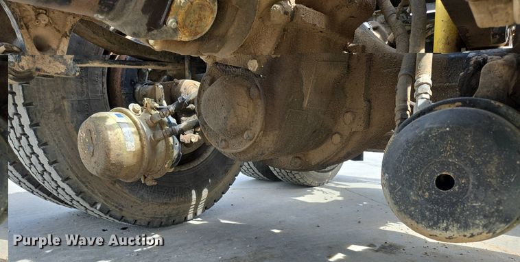 image for item DP6355 1999 Volvo VN semi truck