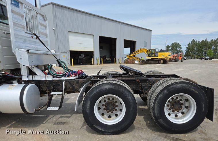 image for item DP6355 1999 Volvo VN semi truck