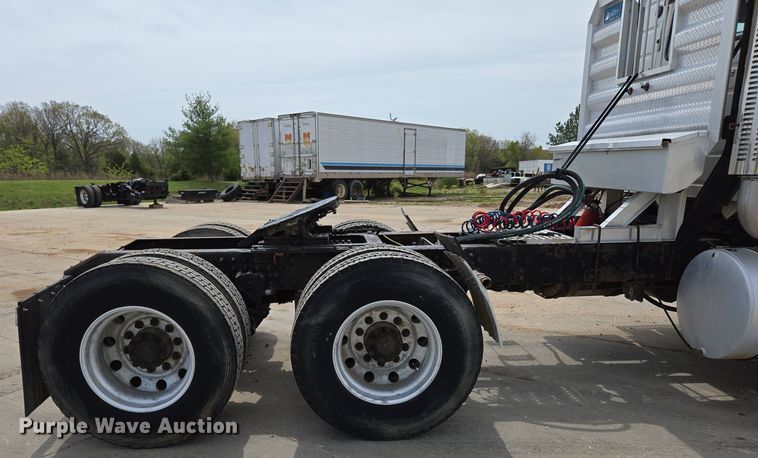 image for item DP6355 1999 Volvo VN semi truck