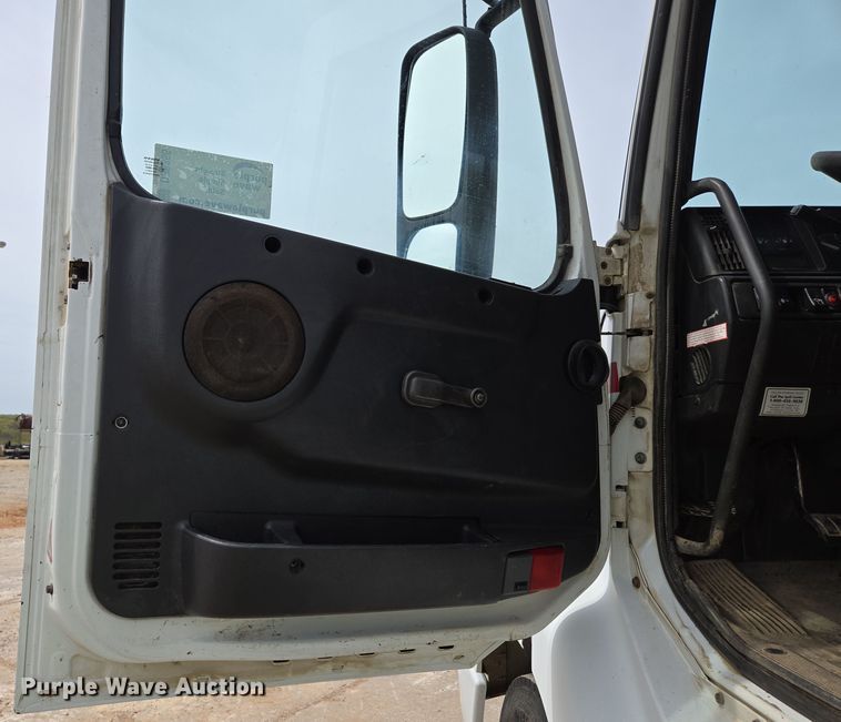 image for item DP6355 1999 Volvo VN semi truck