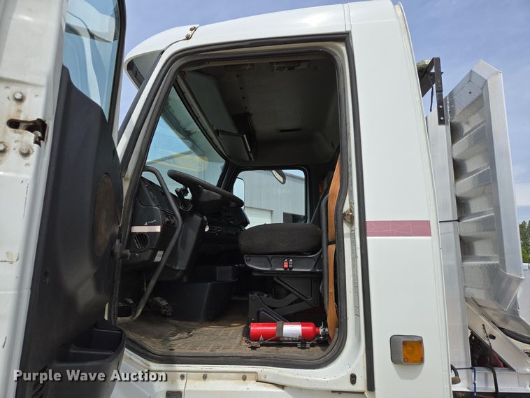 image for item DP6355 1999 Volvo VN semi truck