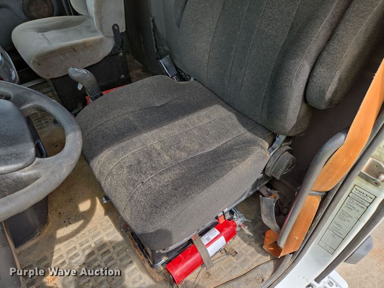 image for item DP6355 1999 Volvo VN semi truck