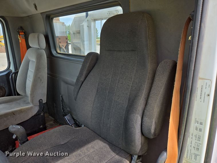 image for item DP6355 1999 Volvo VN semi truck