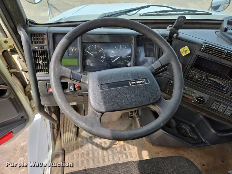 image for item DP6355 1999 Volvo VN semi truck