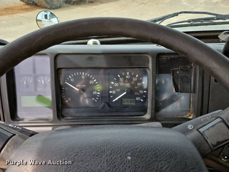 image for item DP6355 1999 Volvo VN semi truck