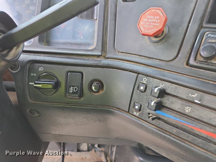 image for item DP6355 1999 Volvo VN semi truck