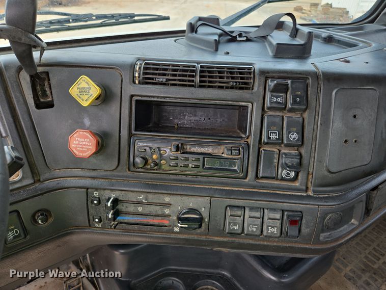 image for item DP6355 1999 Volvo VN semi truck