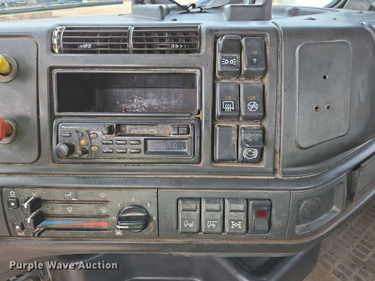 image for item DP6355 1999 Volvo VN semi truck