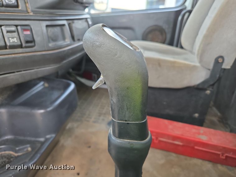 image for item DP6355 1999 Volvo VN semi truck