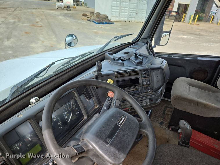 image for item DP6355 1999 Volvo VN semi truck