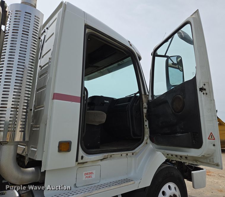 image for item DP6355 1999 Volvo VN semi truck