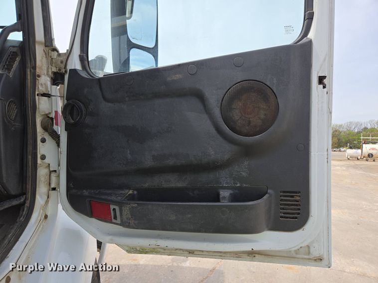 image for item DP6355 1999 Volvo VN semi truck