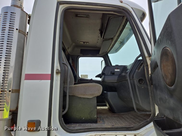 image for item DP6355 1999 Volvo VN semi truck