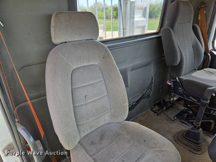 image for item DP6355 1999 Volvo VN semi truck